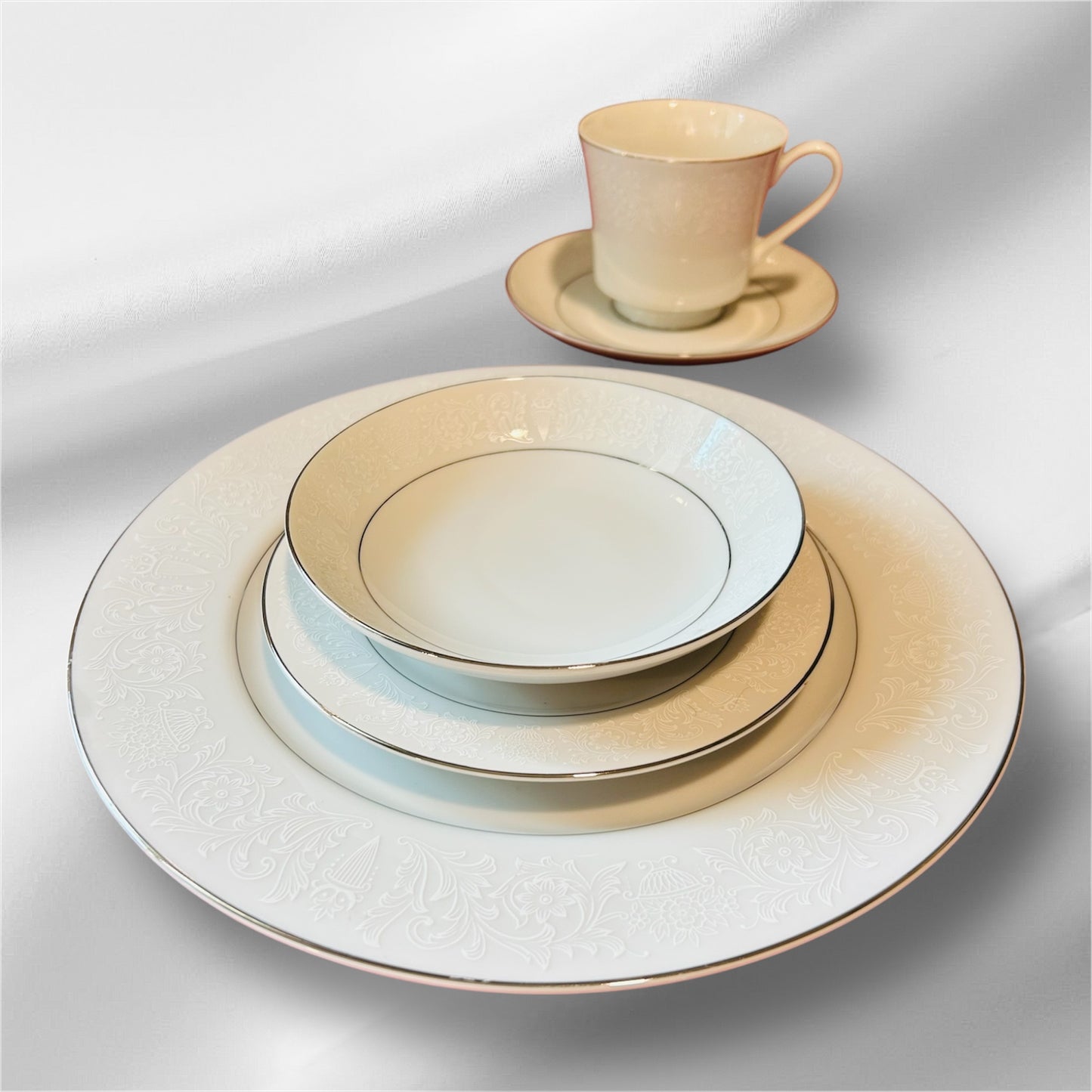 Lovelace by Crown Victoria 44 Pieces